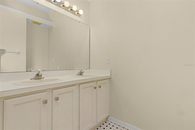 Building Photo - 2936 Twin Oaks Dr