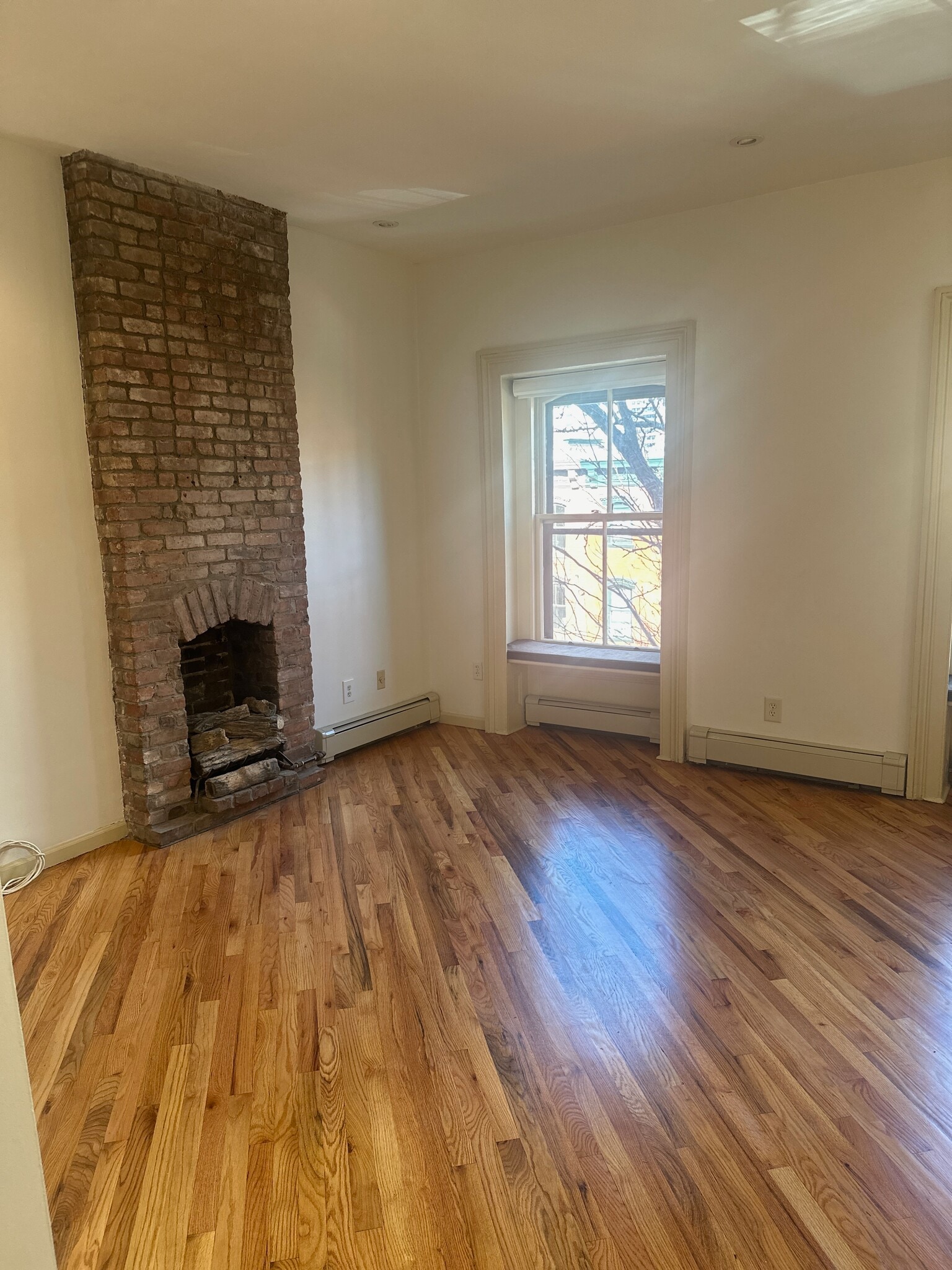 working gas fire place - 143 Sussex St