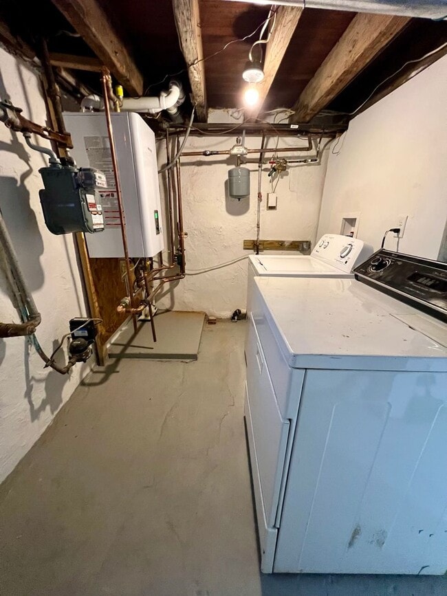 Building Photo - Stunning 2-Bedroom Townhome in the heart of Passyunk Square! Available NOW!