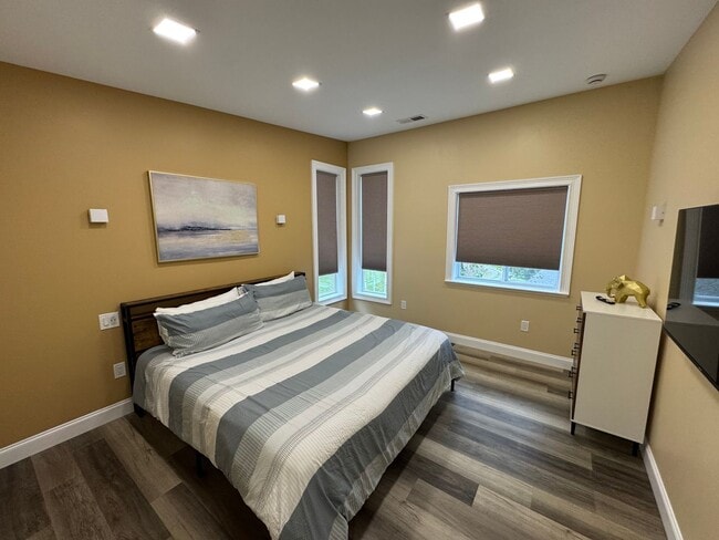 Building Photo - MOVE IN READY!!!!