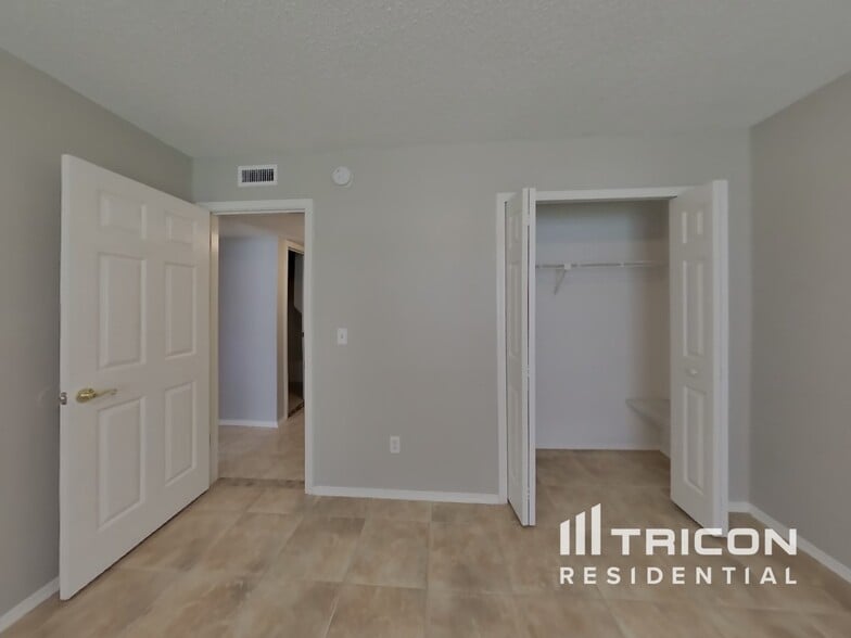 Building Photo - 9574 Villiers Dr N