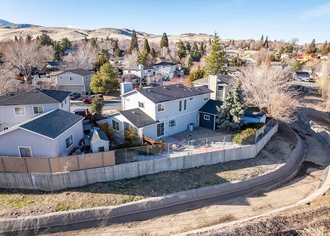 Building Photo - 3 Bed/2.5 Bath House w/ Yard Close to UNR