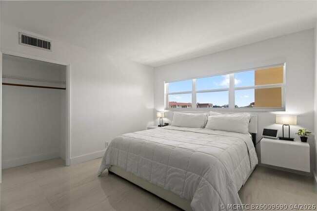 Building Photo - 3100 NE 48th Ct