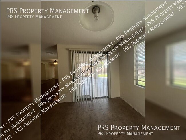 Building Photo - 576 E Julian Dr