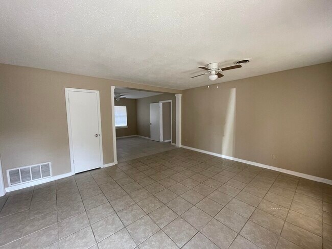 Building Photo - 121 Willard Rd NW