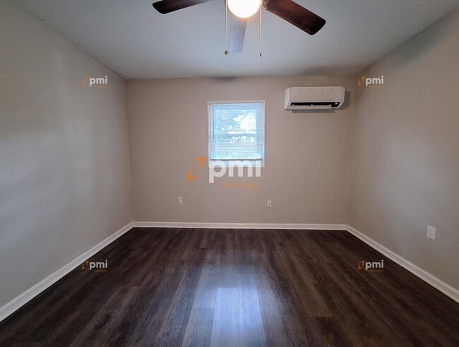 Building Photo - 217 Greenbriar Dr