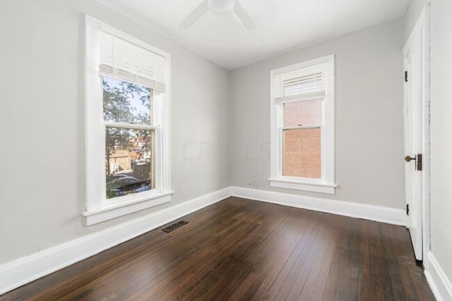Building Photo - Adorable Brick Home in Italian Village!