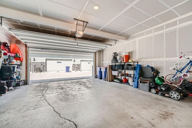 Building Photo - Modern 3-Bed, 2-Bath Townhome with Spaciou...