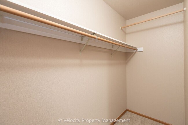 Building Photo - Clean & well kept, 3 bedroom, 2 bath!
