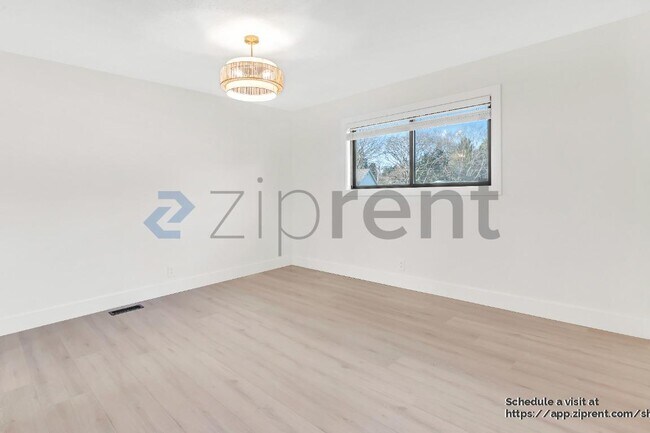 Building Photo - 7640 SW Whitford Dr