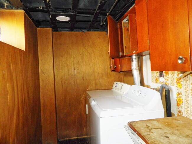 Building Photo - 3 Bedrooms | 2 Bathrooms Near UofM
