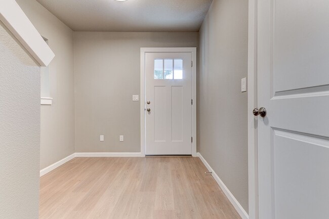 Building Photo - Beautiful Newer Construction Home! 3 Maste...