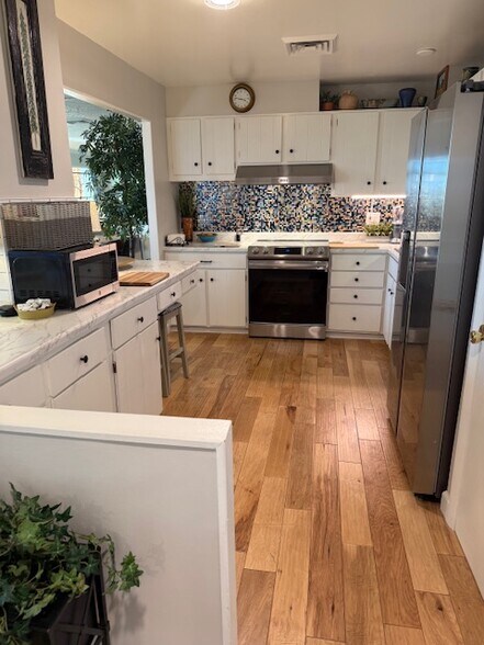 Kitchen - 3131 E Alameda Ave