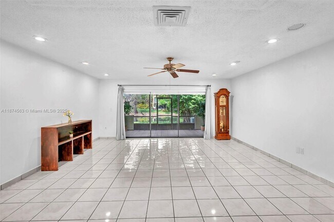 Building Photo - 3825 Estepona Ave