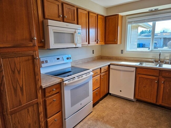 Building Photo - 3Bd/2Ba Single Story Home-For viewing!