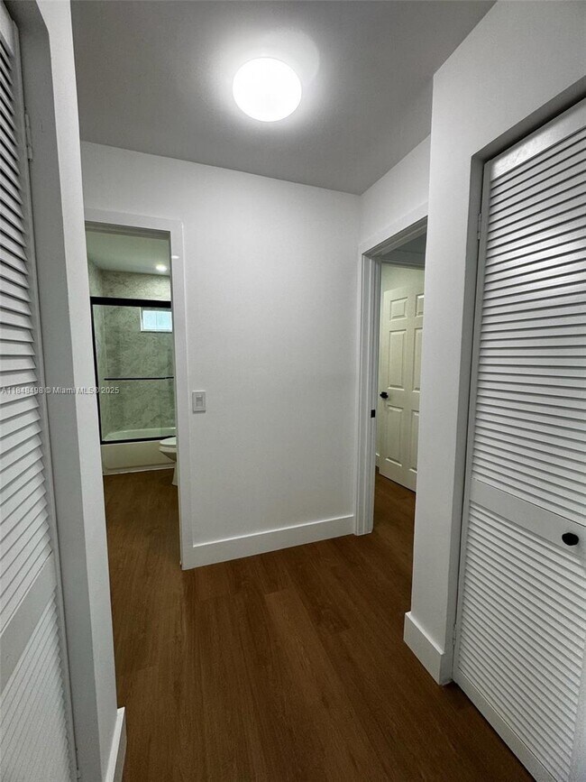 Building Photo - 1460 SW 24th Ct