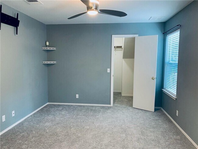 Building Photo - 400 Celery Loop