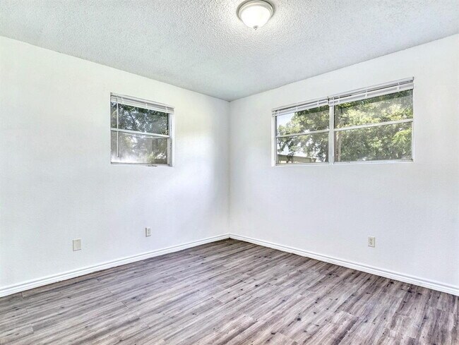 Building Photo - 726 Martindale Rd