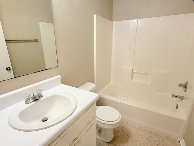 Building Photo - Charming 2 Bed/2 Bath Duplex