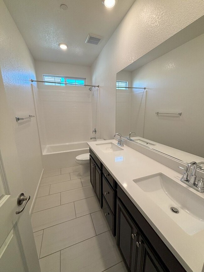 Building Photo - Beautiful Roseville House