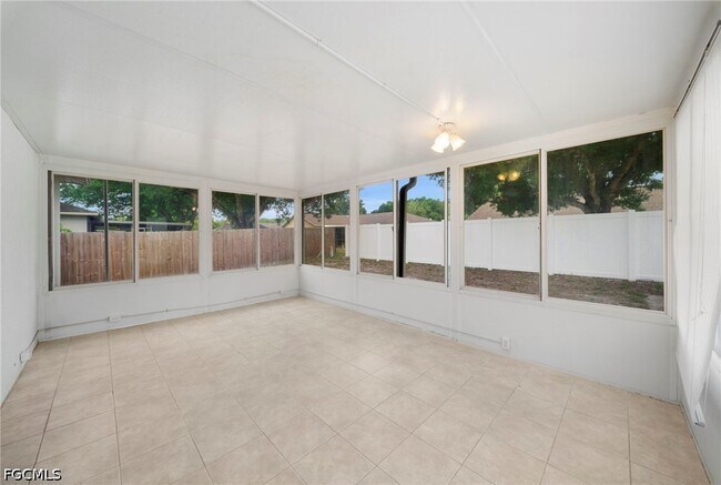 Building Photo - 15624 Sunny Crest Ln