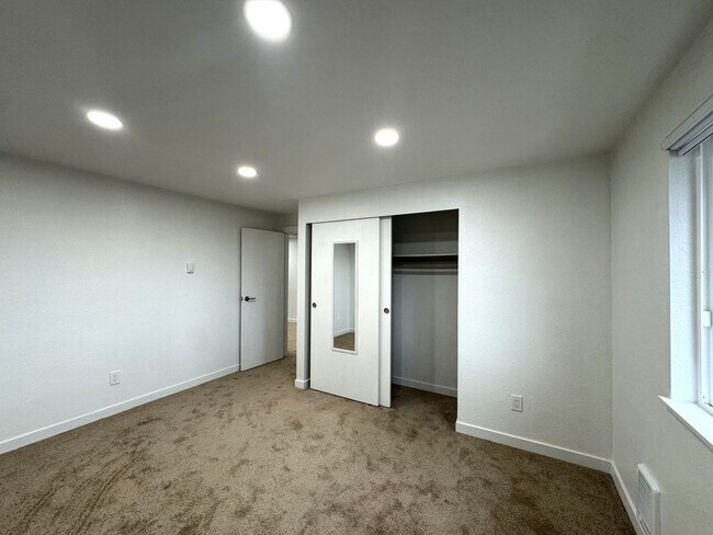 Building Photo - HUGE Three Bedroom with SPECIAL OFFER!!!