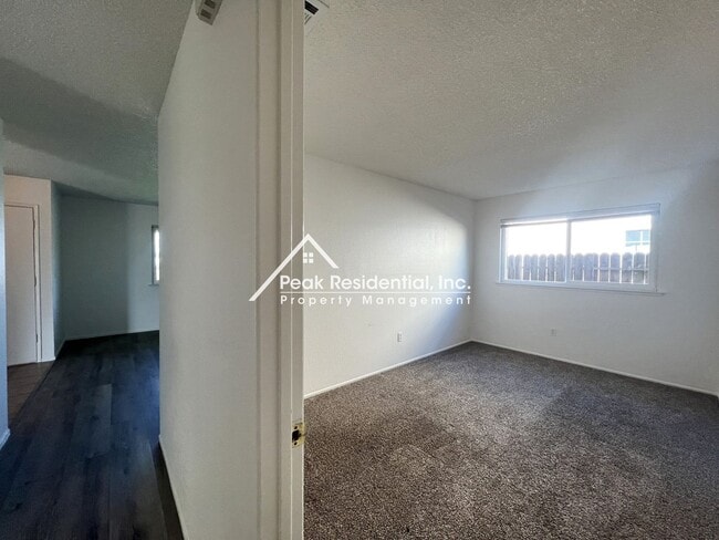 Building Photo - Spacious 4bd/2ba House with 2 Car Garage