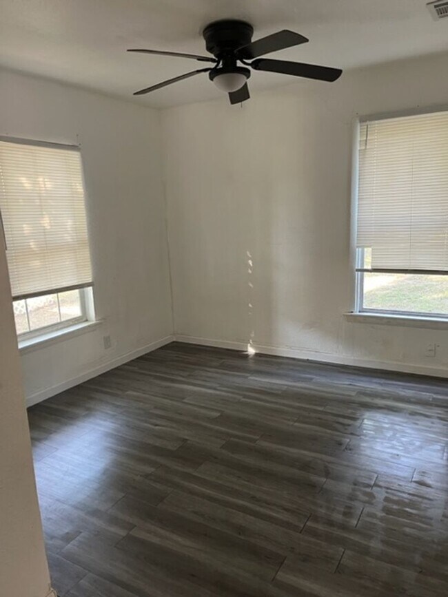 Building Photo - 1610 N Anglin St