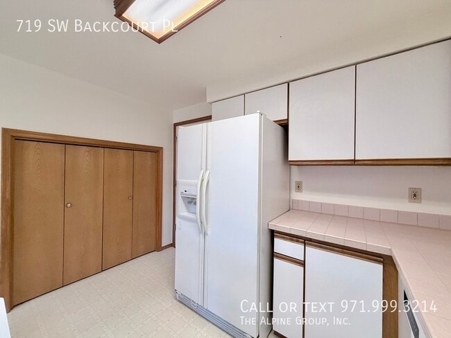 Building Photo - 719 SW Backcourt Pl