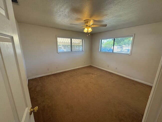 Building Photo - 2720 Larry Ln