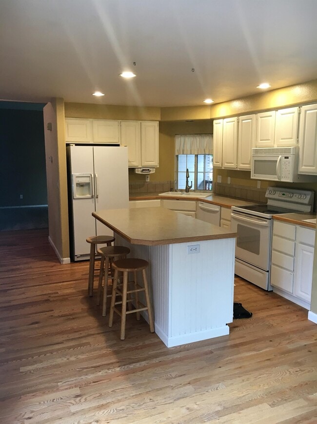 Building Photo - 2144 N Fastwater Ave