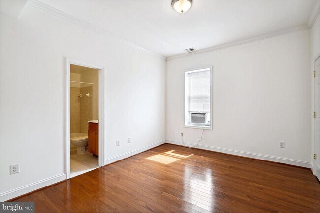 Building Photo - 1337 Girard St NW