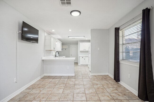 Building Photo - 2 Schill Ave