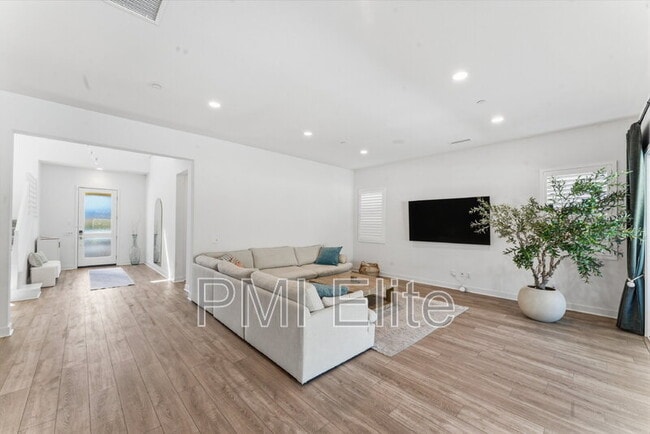 Building Photo - 28657 Windbreak Tr