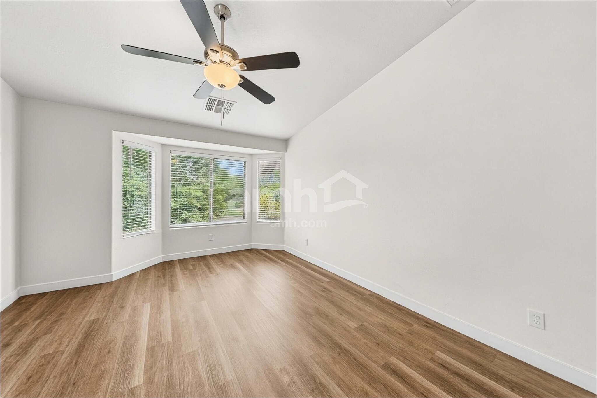 Building Photo - 16134 W Hope Dr