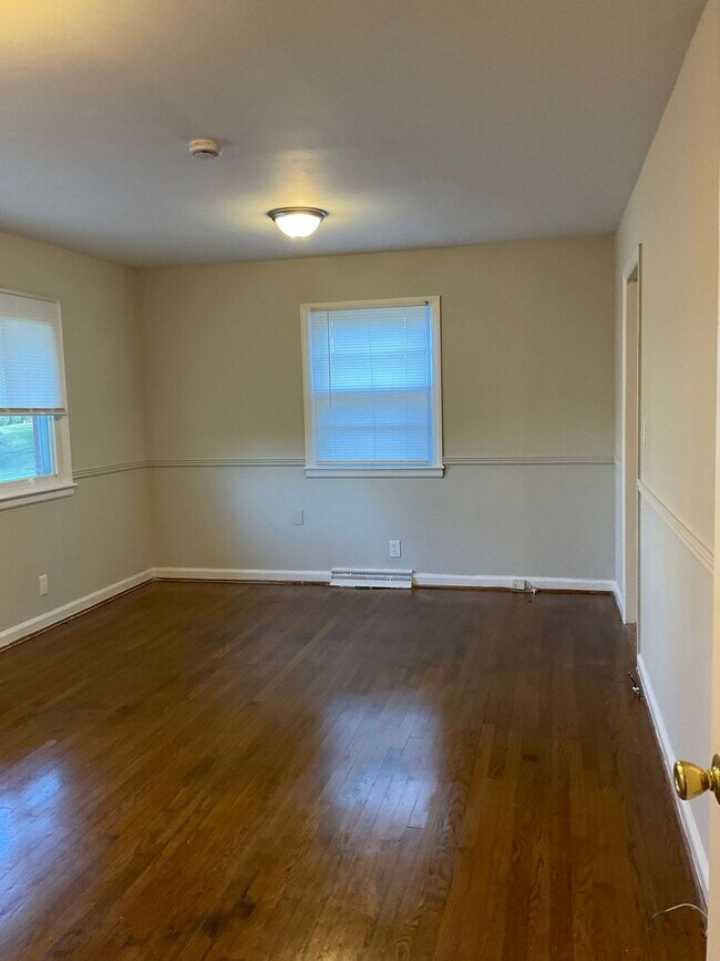 Building Photo - 4 Bedroom Brick Home in Gastonia - Hardwood Floors, Spacious Rooms!!!