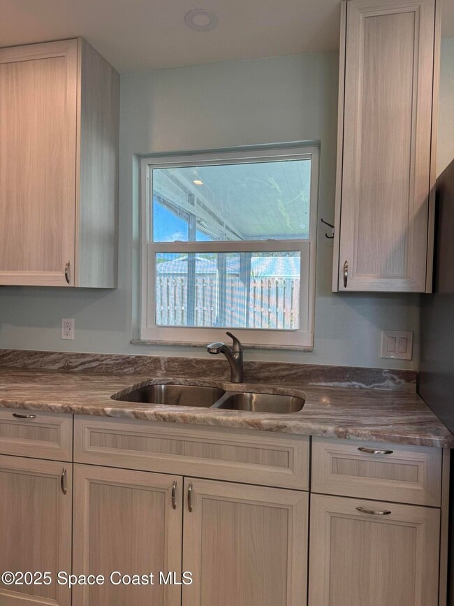 Building Photo - 2841 College View Dr