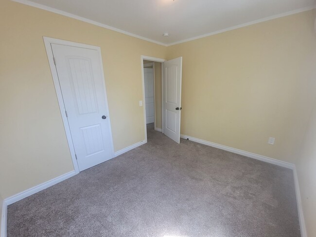 Building Photo - Spacious 3-Bed, 2-Bath Home with Fenced Ya...