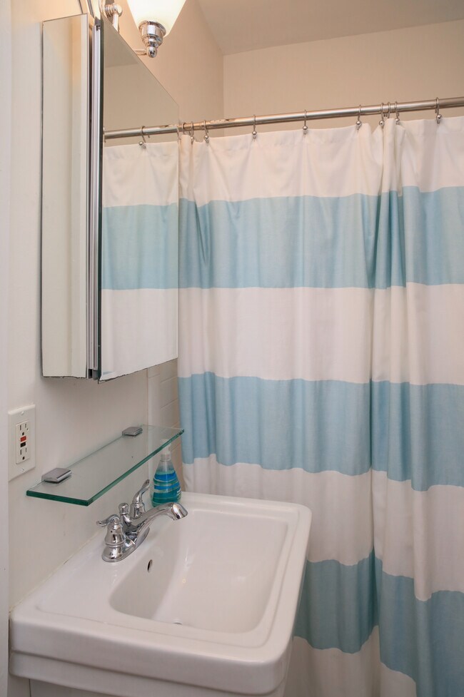 Building Photo - 5334 Nebraska Ave NW