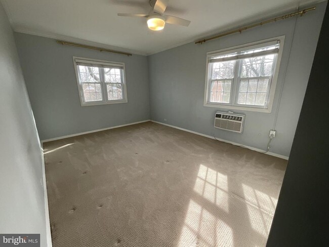 Building Photo - 1927 N Quaker Ln