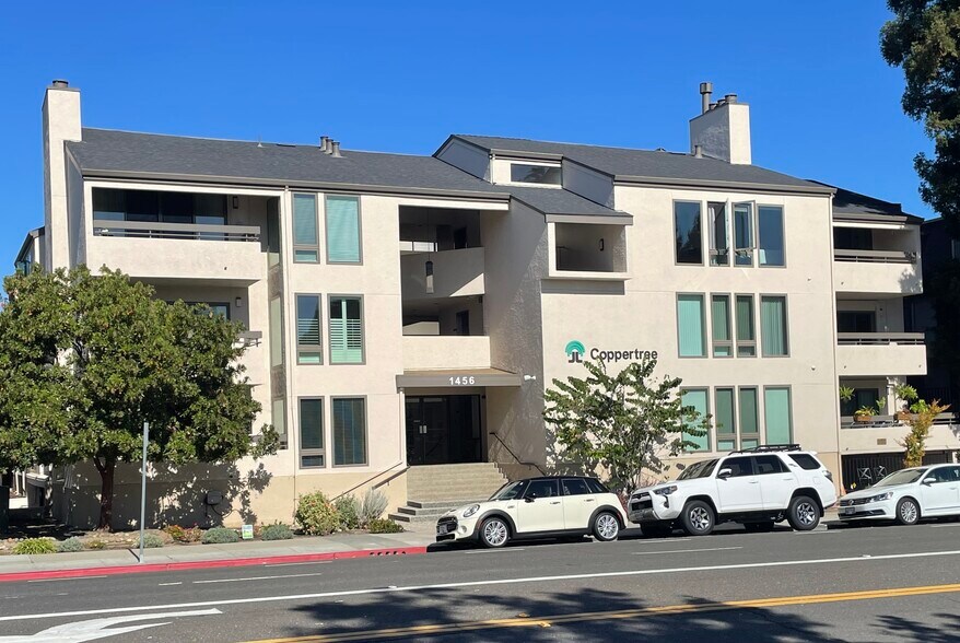 Located two blocks from charming, lively downtown San Carlos and a 5-minute walk to Caltrain. - 1456 San Carlos Ave