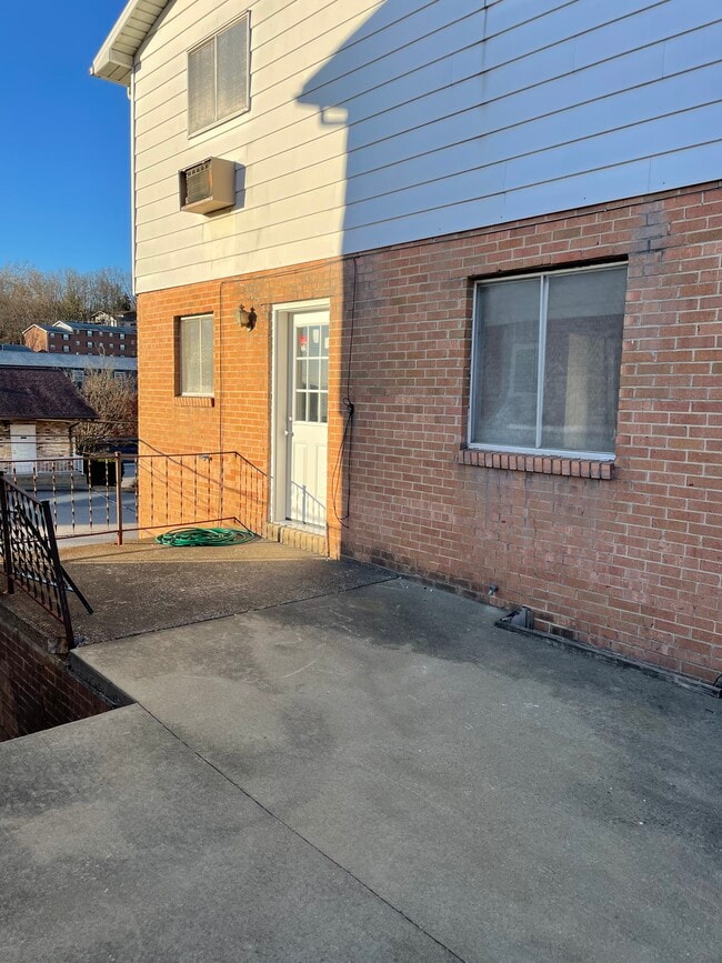 Building Photo - Ellen Lane Apartments