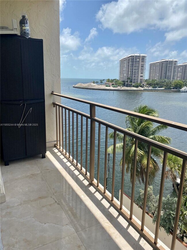 Building Photo - 1632 S Bayshore Ct