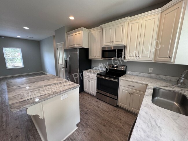 Building Photo - 3BR/2BA Home