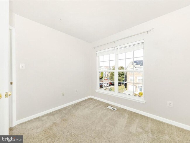 Building Photo - 2103 Paxton Terrace