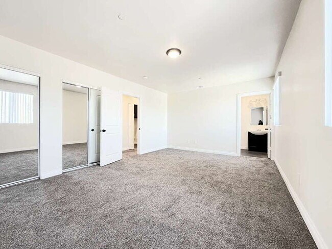 Building Photo - 114 W 50th St