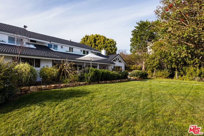 Building Photo - 29225 Cliffside Dr