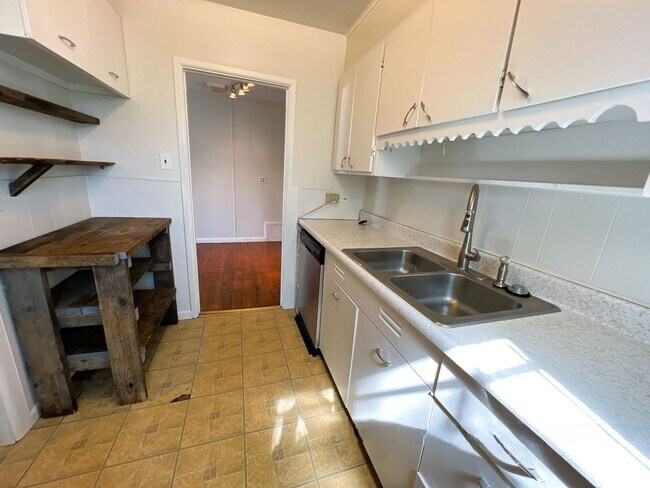 Building Photo - Lovely Home in Chafee Park Ready to Go!