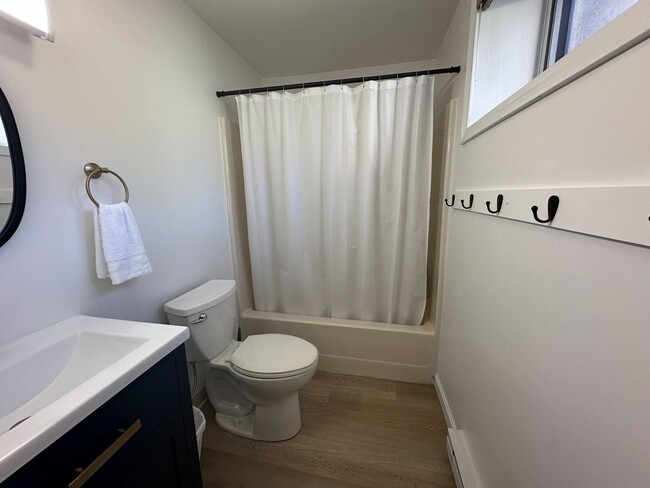 Building Photo - Beautiful Fully Furnished 2 Bed 1.5 Bath N...