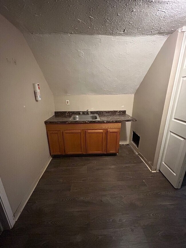 Building Photo - 2231 W 104th St